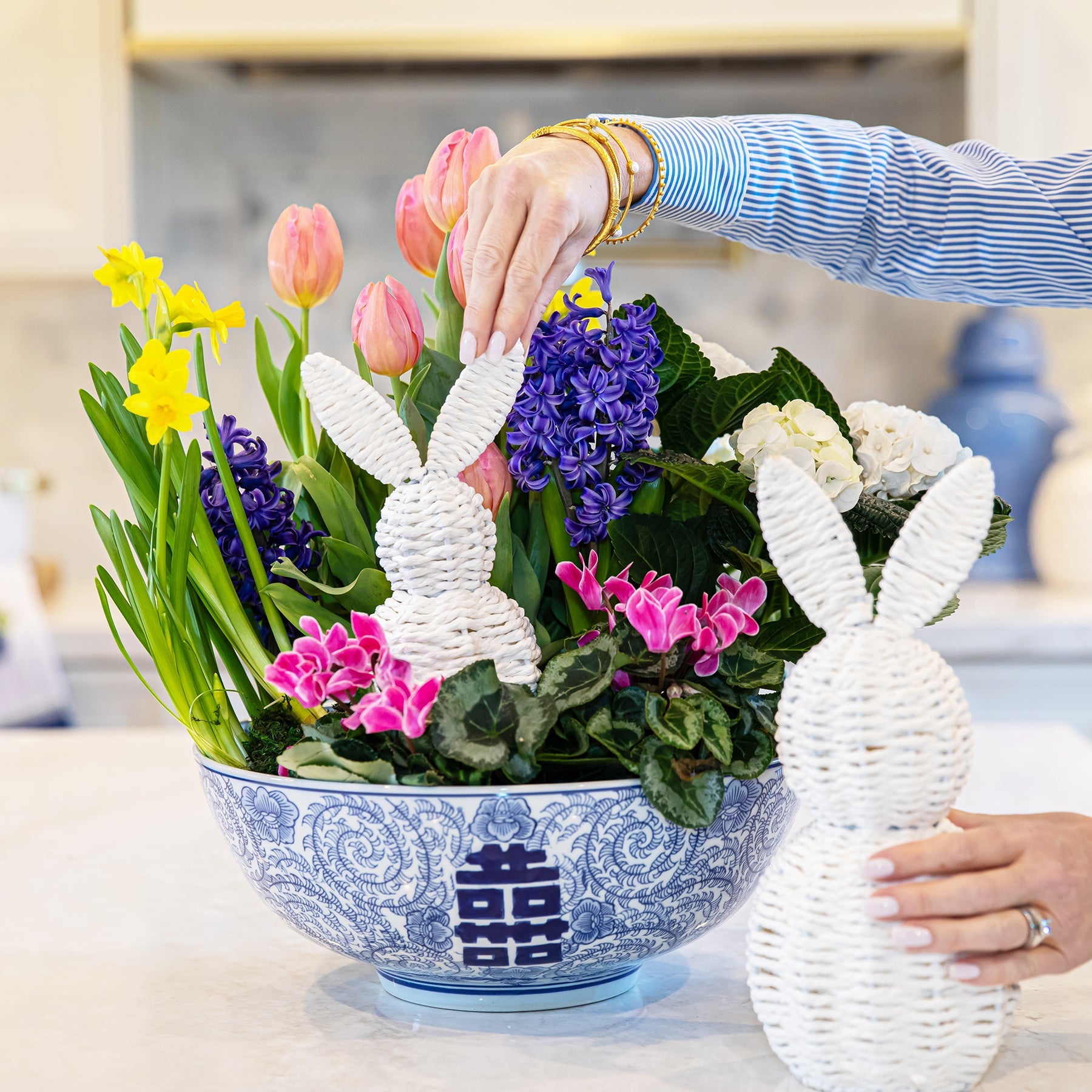 CREATE AN EASTER CENTERPIECE