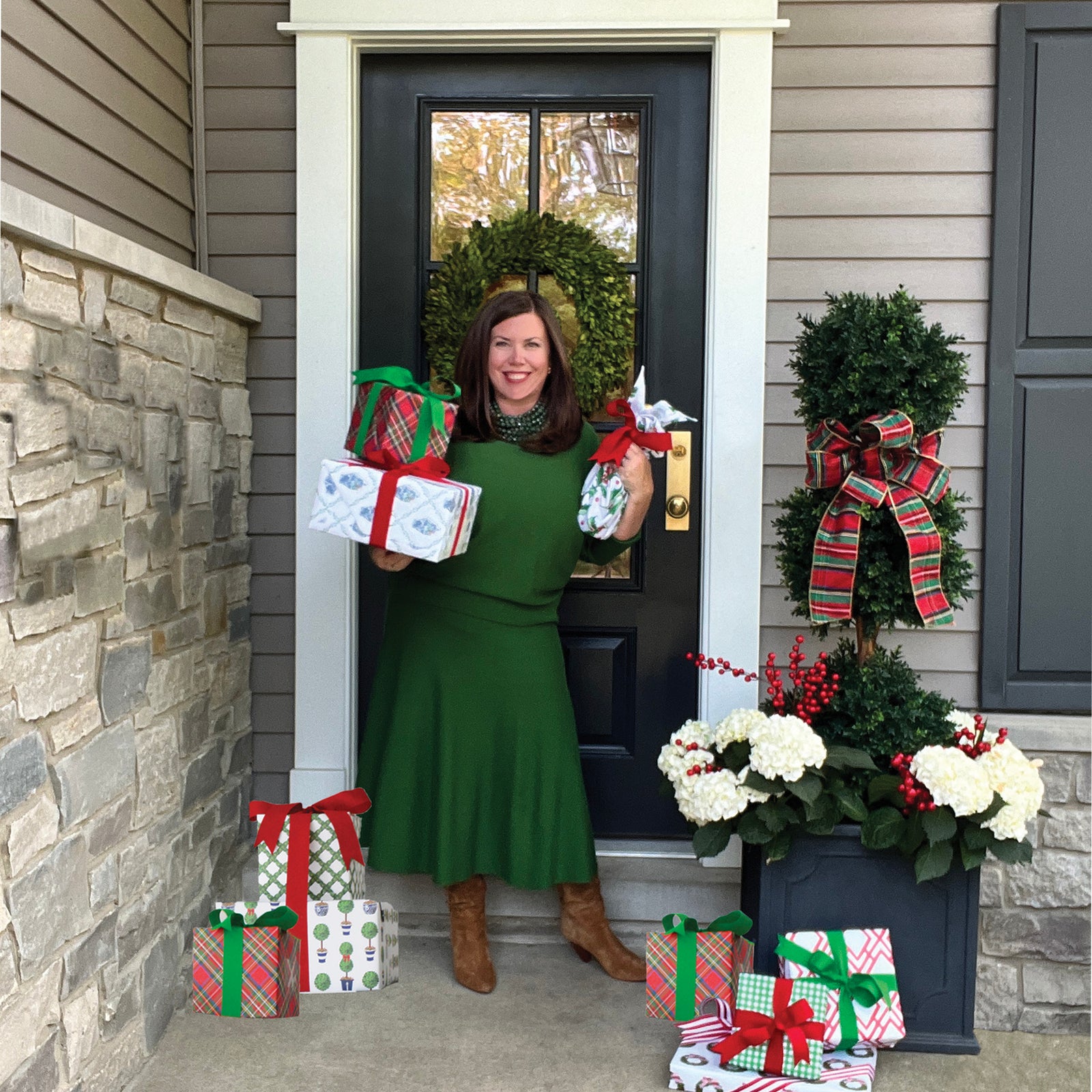 https://www.whhostess.com/cdn/shop/files/kelly_christmas_front_door_1600x.jpg?v=1694618228